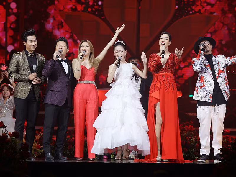 Khép lại đêm nhạc là màn hòa giọng của các nghệ sĩ tham gia chương trình trong ca khúc "We are the family".