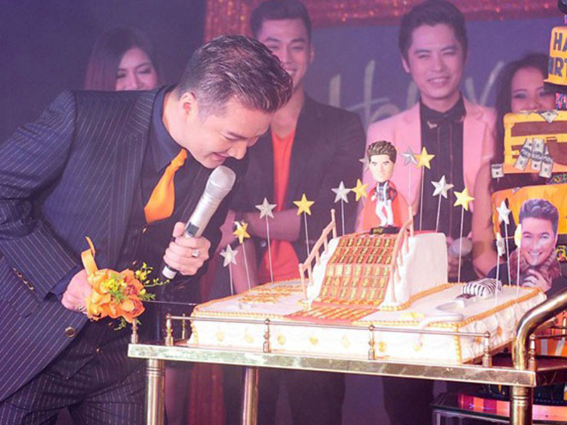 Trong sinh nhật tuổi 43, Đàm Vĩnh Hưng được tặng chiếc bánh dát 100 chỉ vàng in 100 con rồng SJC.