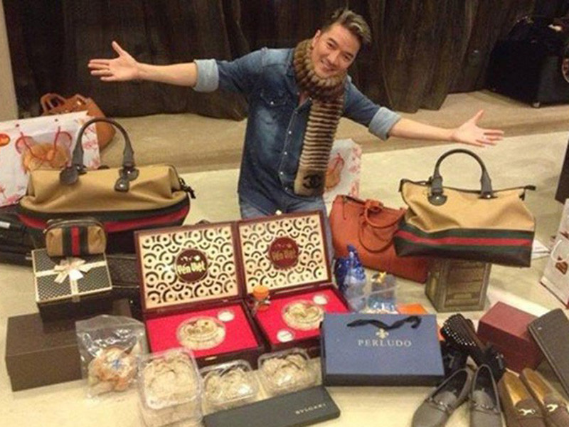 Trong dịp sinh nhật tuổi 42, Đàm Vĩnh Hưng cũng khoe quà hàng hiệu ngập phòng từ người hâm mộ.