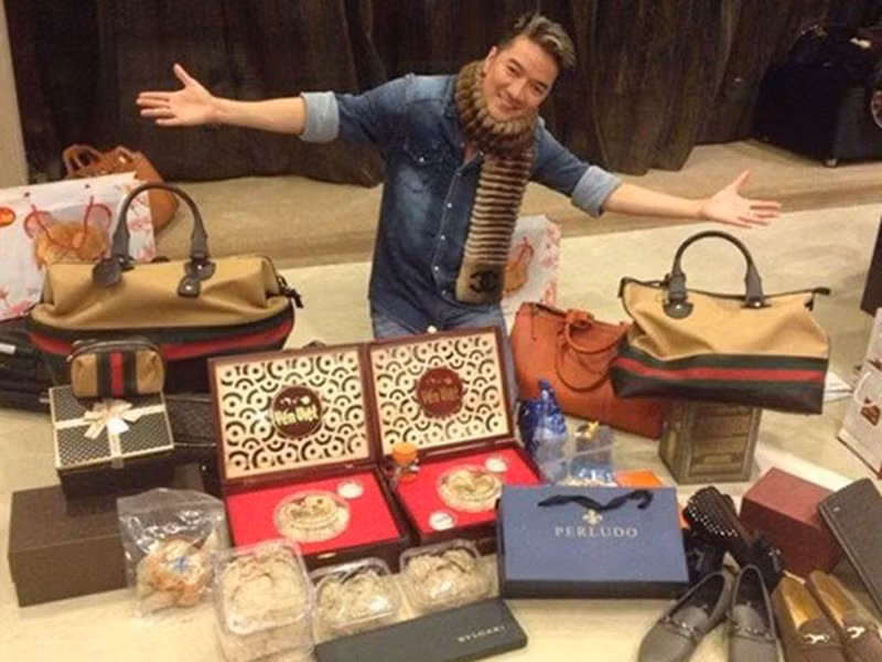 Trong dịp sinh nhật tuổi 42, Đàm Vĩnh Hưng cũng khoe quà hàng hiệu ngập phòng từ người hâm mộ.