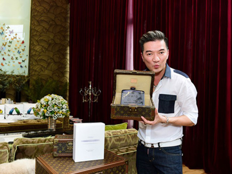 Không chỉ được nhận quà từ người hâm mộ, Đàm Vĩnh Hưng còn nhận được một món quà đặc biệt của cựu cầu thủ David Beckham.