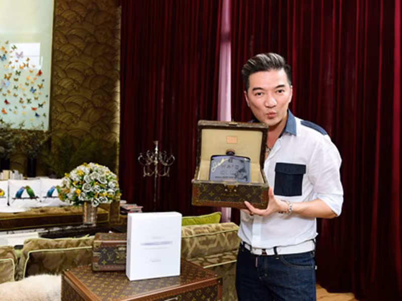 Không chỉ được nhận quà từ người hâm mộ, Đàm Vĩnh Hưng còn nhận được một món quà đặc biệt của cựu cầu thủ David Beckham.