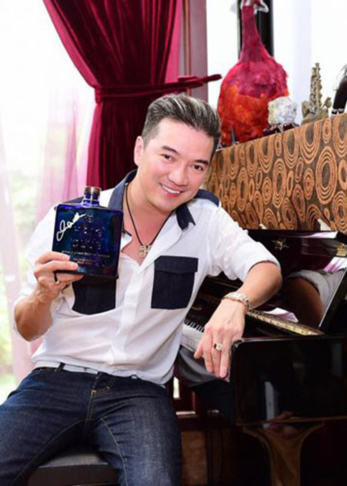 Món quà có chữ ký của Beckham được Đàm Vĩnh Hưng khoe trên trang cá nhân.