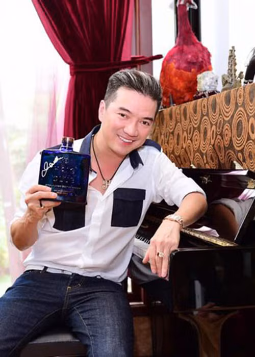 Món quà có chữ ký của Beckham được Đàm Vĩnh Hưng khoe trên trang cá nhân.