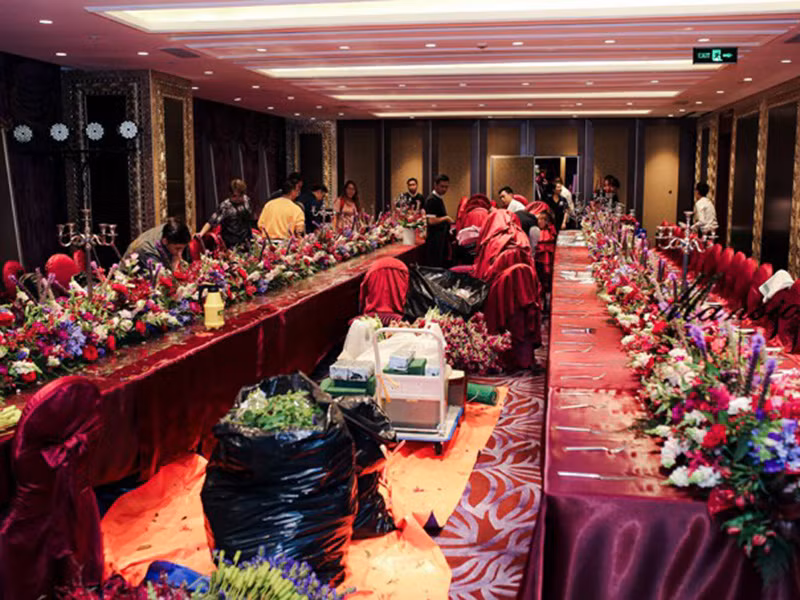 Tổng giá trị hoa tươi trang trí bàn tiệc, sân khấu... lên đến hàng trăm triệu đồng.