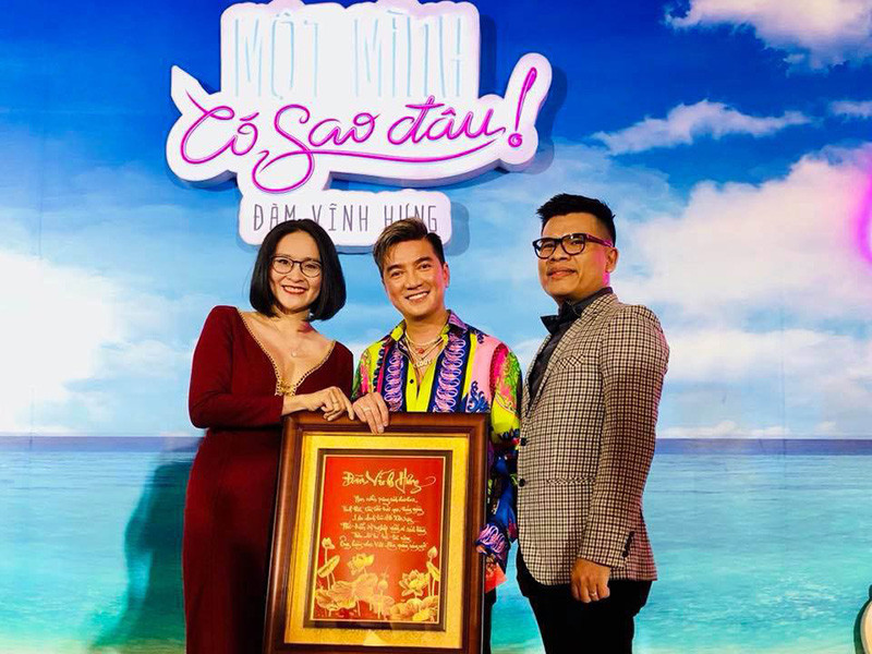 Năm 2018, Đàm Vĩnh Hưng được đôi vợ chồng doanh nhân tặng bức tranh mạ vàng có bài thơ 6 câu lục bát sáng tác dựa vào tên của nam ca sĩ. Ảnh: Phụ nữ Việt Nam