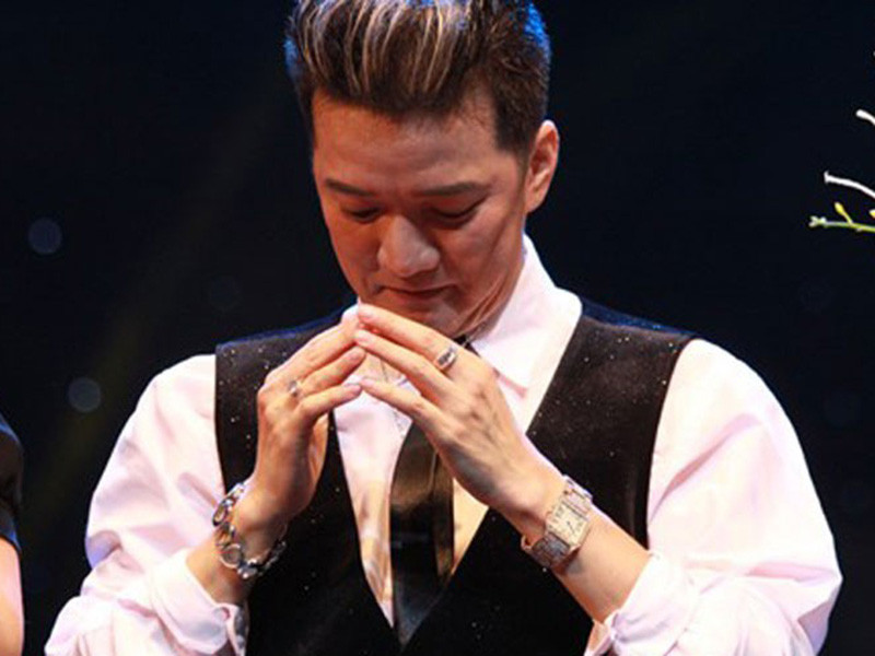 Trong show diễn tại Cung văn hóa Hữu nghị Hà Nội, ngày 20/11/2012, một phụ nữ ăn vận sang trọng tặng Đàm Vĩnh Hưng bộ trang sức gồm: dây chuyền, đồng hồ, lắc tay được làm bằng vàng. Tuy nhiên, sau khi nhận món quà từ fan cuồng, nam ca sĩ mới té ngửa đây là vàng giả.