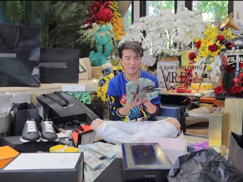 Theo clip đập hộp quà của nam ca sĩ, anh được tặng cọc tiền mặt từ một người giấu tên. Thực tế, Đàm Vĩnh Hưng không ít lần được tặng quà "khủng". Ảnh: Dân Việt