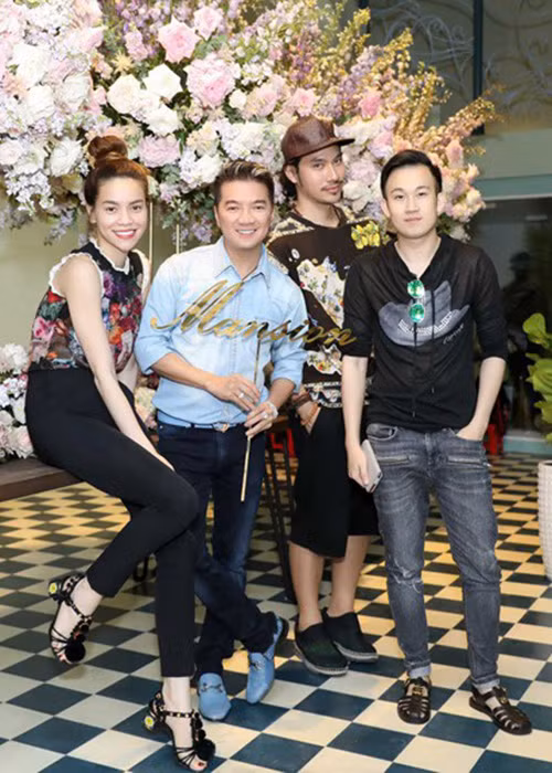 Khi tổ tiệc kỷ niệm 14 năm 9 tháng tình tri kỷ với Dương Triệu Vũ, Đàm Vĩnh Hưng được Hồ Ngọc Hà và Lý Quý Khánh dành tặng toàn bộ hoa tươi cho bữa tiệc.