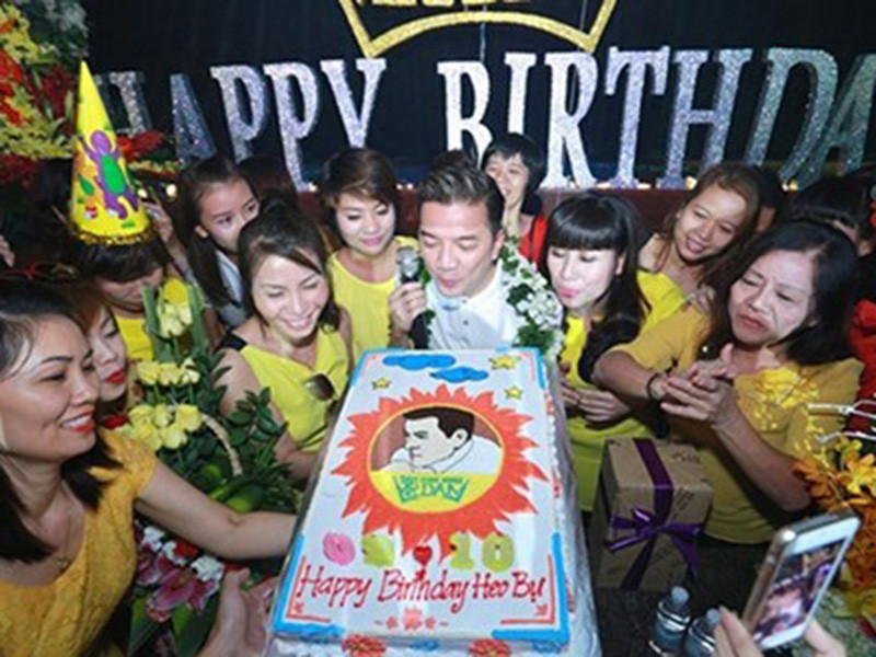 Ngoài những món quà đắt tiền, Mr Đàm còn được fan dành tặng những món quà bất ngờ có giá trị lớn về tinh thần.