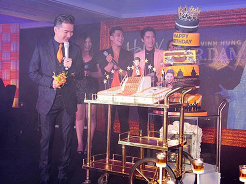 Đàm Vĩnh Hưng tiết lộ chủ nhân chiếc bánh dát vàng là người đàn ông hơn anh 2 tuổi và có tên bắt đầu bằng chữ H.