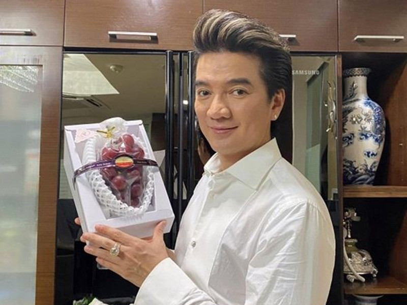 Fan còn tặng "ông hoàng nhạc Việt" một chùm nho 11 triệu đồng, thuộc giống nho đắt nhất trên thế giới.