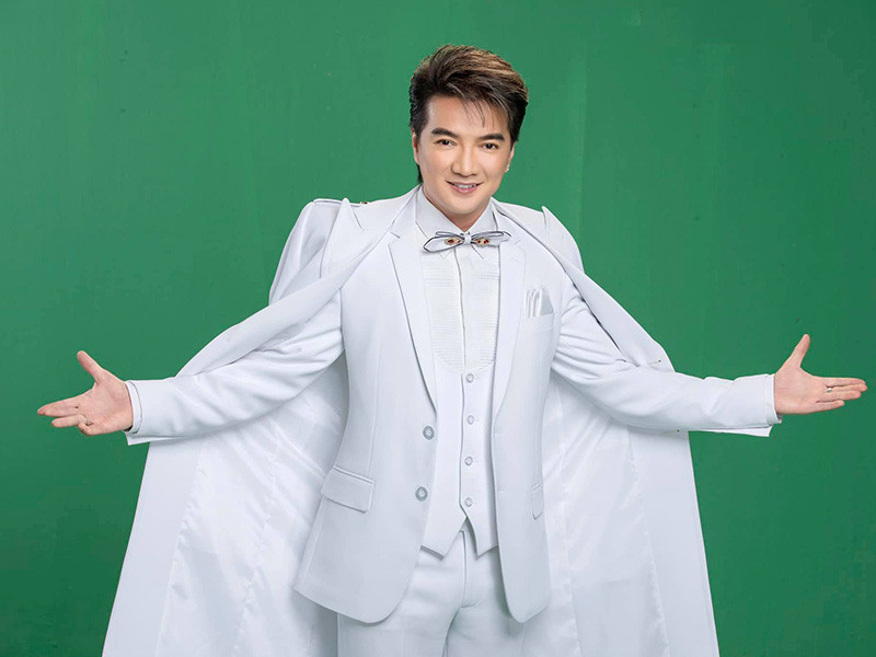 Chia sẻ trên Zing, nam ca sĩ cho biết, một doanh nhân thành đạt tặng anh món quà lớn đủ để anh có thể mua được một căn hộ cho cả gia đình sống.