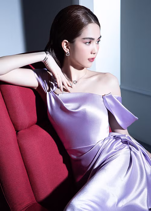 “Trinh không hiểu vì sao năm nay công việc lại nhiều hơn những năm không có dịch. Không biết năm 2021 có bận được như vậy hay không nhưng năm qua là năm bận nhất của Trinh từ xưa tới giờ. Từ show quảng cáo, đóng quảng cáo, event, đi đóng phim”, Ngọc Trinh chia sẻ.