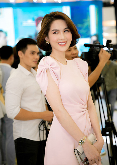 Dự một sự kiện, chân dài gốc Trà Vinh lựa chọn chiếc váy hồng kín đáo khoe nhan sắc ngọt ngào.