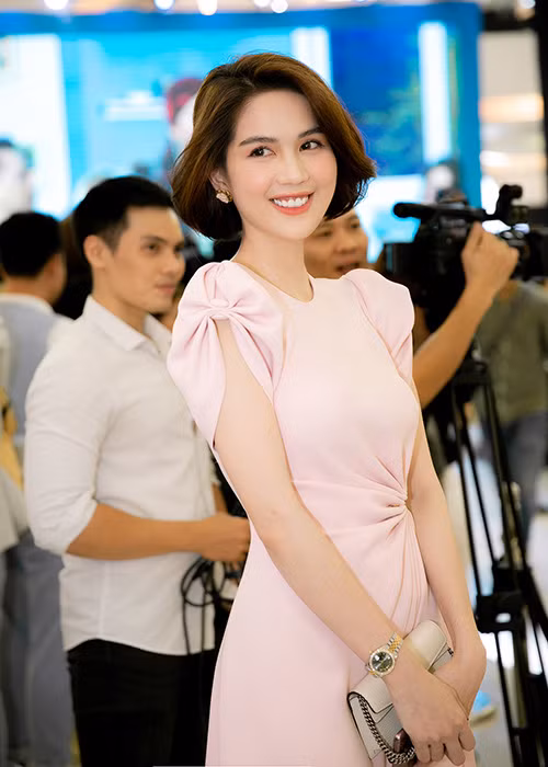 Dự một sự kiện, chân dài gốc Trà Vinh lựa chọn chiếc váy hồng kín đáo khoe nhan sắc ngọt ngào.