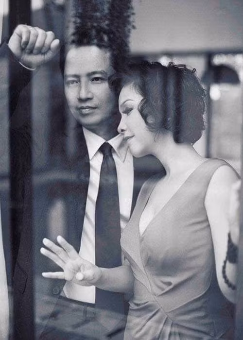 Mới đây, Mỹ Linh tâm sự: "Kỷ niệm 23 năm ngày chúng mình về chung một nhà, tuy thức dậy khác giờ nhưng vẫn chung một giường".