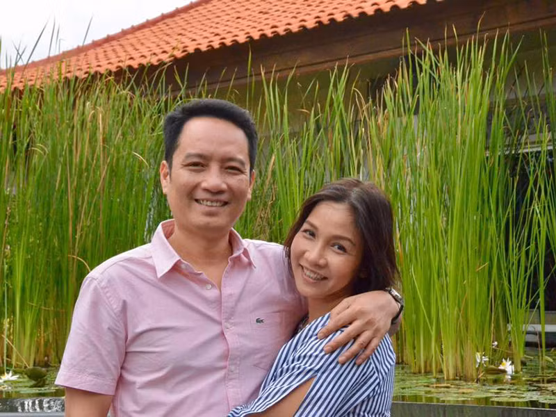 Còn Mỹ Linh được biết đến là một người phụ nữ có trái tim nhân hậu, một người mẹ tuyệt vời khi yêu thương con riêng của chồng như con đẻ.