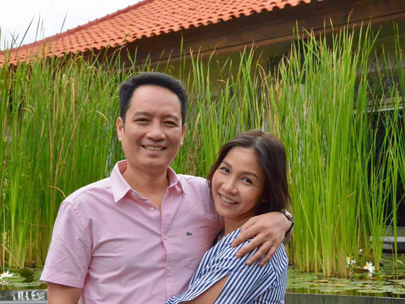 Còn Mỹ Linh được biết đến là một người phụ nữ có trái tim nhân hậu, một người mẹ tuyệt vời khi yêu thương con riêng của chồng như con đẻ.