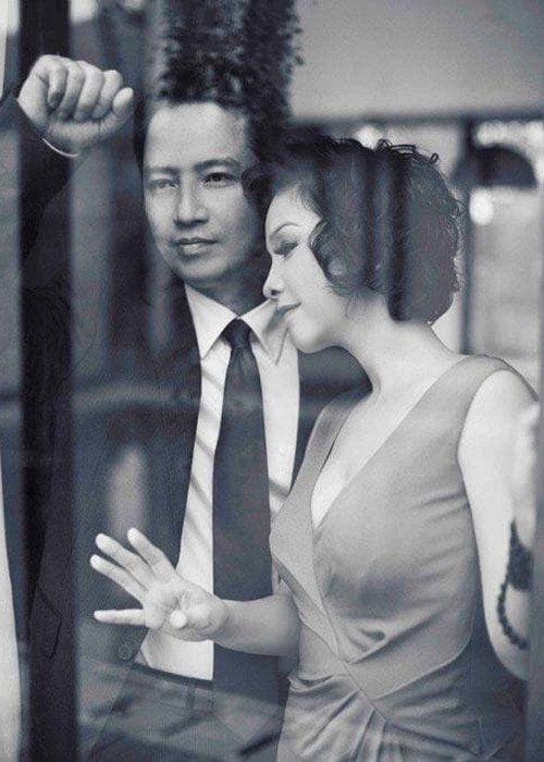 Mới đây, Mỹ Linh tâm sự: "Kỷ niệm 23 năm ngày chúng mình về chung một nhà, tuy thức dậy khác giờ nhưng vẫn chung một giường".