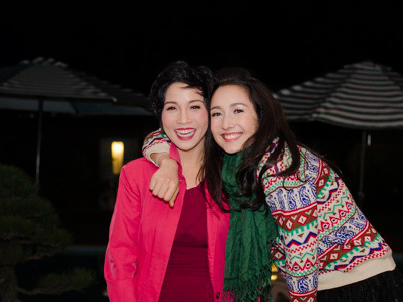 Anna Trương từng chia sẻ về mẹ Mỹ Linh trên Người đưa tin: “Mẹ Mỹ Linh là người thân thiện và nhân hậu, mẹ nhìn mọi chuyện ở góc độ tích cực nhất. Ở nhà, mẹ dạy cho 3 chị em rất nhiều điều trong cuộc sống như cách nấu ăn, dọn dẹp nhà cửa, chúng tôi được học các kỹ năng sống từ mẹ. Tôi học được ở mẹ Mỹ Linh cách vị tha trong mọi chuyện, không có khoảng cách nào giữa tôi và mẹ Linh cả. Chúng tôi là một gia đình đúng nghĩa...”.