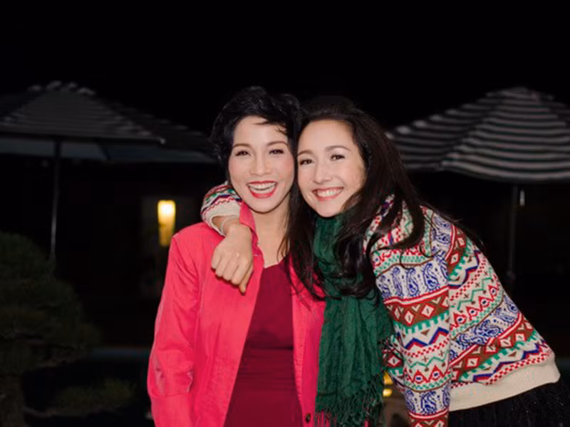 Anna Trương từng chia sẻ về mẹ Mỹ Linh trên Người đưa tin: “Mẹ Mỹ Linh là người thân thiện và nhân hậu, mẹ nhìn mọi chuyện ở góc độ tích cực nhất. Ở nhà, mẹ dạy cho 3 chị em rất nhiều điều trong cuộc sống như cách nấu ăn, dọn dẹp nhà cửa, chúng tôi được học các kỹ năng sống từ mẹ. Tôi học được ở mẹ Mỹ Linh cách vị tha trong mọi chuyện, không có khoảng cách nào giữa tôi và mẹ Linh cả. Chúng tôi là một gia đình đúng nghĩa...”.