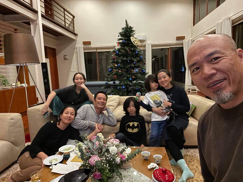 Khoảnh khắc cặp đôi nắm tay, tựa vào nhau tuy giản dị nhưng đong đầy hạnh phúc.