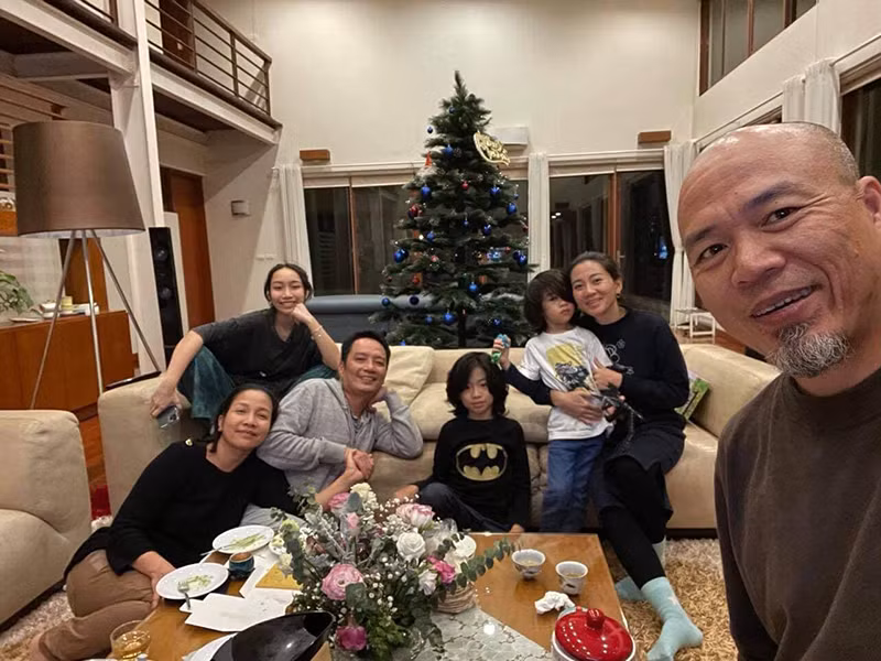 Khoảnh khắc cặp đôi nắm tay, tựa vào nhau tuy giản dị nhưng đong đầy hạnh phúc.