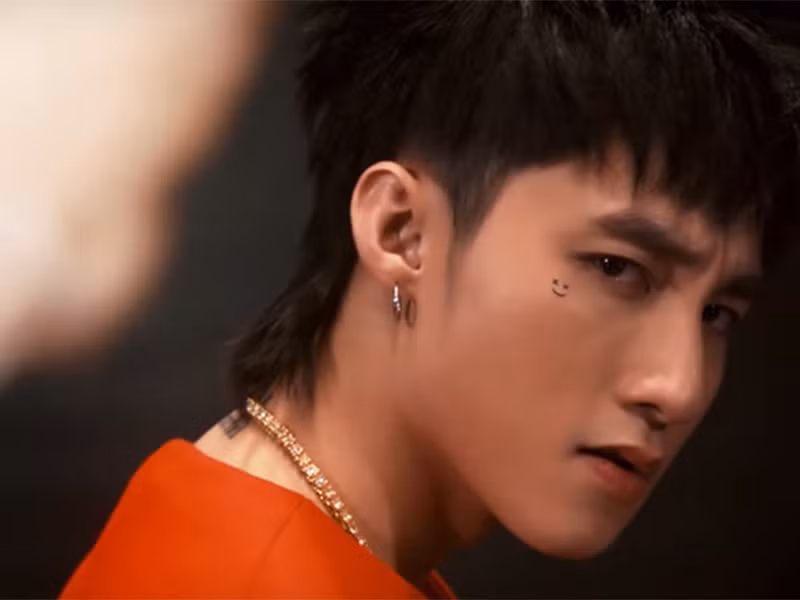 Tuy nhiên, MV “Body” và MV “Chạy ngay đi” đều được thực hiện bởi đạo diễn Ki Ok Shin nên hai MV có nhiều điểm tương đồng là không thể tránh khỏi. Ảnh: Pose