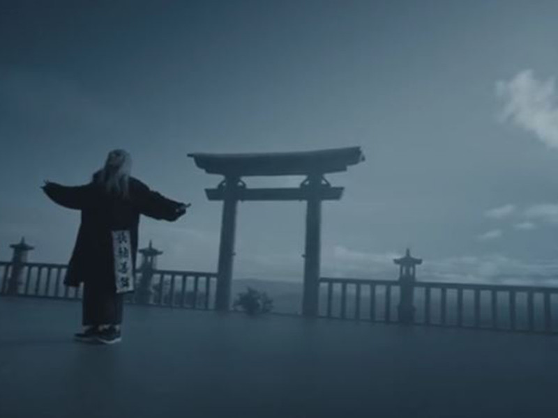 Năm 2017, Sơn Tùng M-TP bị cho là làm "làm hư giới trẻ" khi đi giày lên chùa quay MV "Lạc trôi". Phía Sơn Tùng M-TP cho biết, đôi giày được nam ca sĩ sử dụng trong MV là hoàn toàn mới. Hơn nữa, ê-kíp đã xin phép chùa cho nam ca sĩ đi giày di chuyển vài bước để quay cảnh cận. Ảnh: Dân Việt