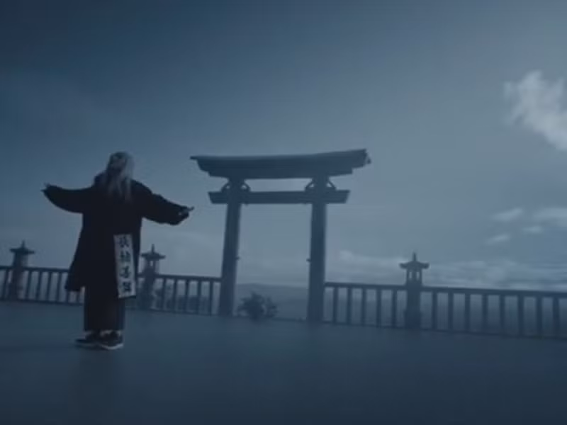 Năm 2017, Sơn Tùng M-TP bị cho là làm "làm hư giới trẻ" khi đi giày lên chùa quay MV "Lạc trôi". Phía Sơn Tùng M-TP cho biết, đôi giày được nam ca sĩ sử dụng trong MV là hoàn toàn mới. Hơn nữa, ê-kíp đã xin phép chùa cho nam ca sĩ đi giày di chuyển vài bước để quay cảnh cận. Ảnh: Dân Việt