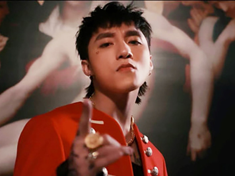 Khi “Chạy ngay đi” mới phát hành, nam ca sĩ gốc Thái Bình cũng vướng nghi vấn đạo nhái. Một số cư dân mạng chỉ ra MV “Chạy ngay đi” có những điểm giống với MV “Body” của Mino (Winner) ra mắt năm 2016 từ tông màu đỏ đến tình tiết điên loạn vì bị người yêu phản bội. Ảnh: Dân Việt