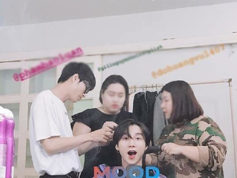 Sơn Tùng M-TP cũng từng bị cư dân mạng quốc tế chỉ trích khi đăng ảnh bên 2 nữ nhân viên có ngoại hình khá mũm mĩm kèm chú thích: “Ai béo nhất trong tấm ảnh này, bạn hãy nói ra sự thật đi và đừng sợ sẽ làm ai tổn thương". Fan quốc tế cho rằng nam ca sĩ đang xúc phạm ngoại hình người khác. Loạt ồn ào của Sơn Tùng M-TP khiến nhiều khán giả không khỏi thất vọng về nam ca sĩ. Ảnh: VTC