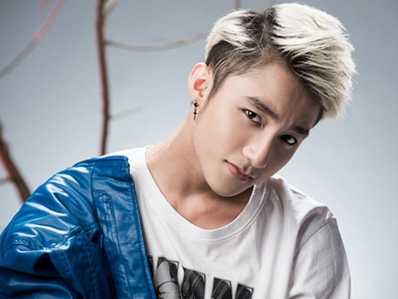 “Nắng ấm xa dần” lại bị nghi giống “Monologue” của As one. “Em của ngày hôm qua” có nhiều điểm tương đồng với “Every night” của Exid. “Cơn mưa ngang qua” bị cho là bản nhái của “Sarangi Mareul Deutjianha” do nhóm Namolla thể hiện. Ảnh: Dân Việt