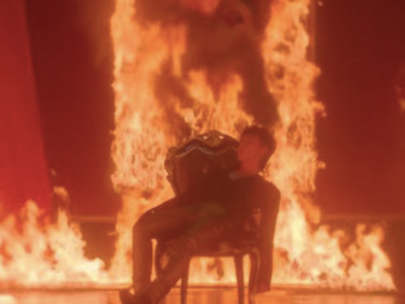 Ngoài ồn ào đạo nhạc, “Chạy ngay đi” còn bị phản ứng gay gắt bởi nghi vấn xúc phạm Công giáo. Cụ thể, ở đoạn cuối MV, Sơn Tùng M-TP châm lửa đốt căn phòng treo bức tranh Đức Mẹ sầu bi. Bên cạnh đó, nam ca sĩ còn sử dụng các vũ công nữ nhảy múa trong phân cảnh anh ngồi trước bức tranh này. Hành động của Sơn Tùng M-TP khiến những người Công giáo bức xúc. Ảnh: Zing