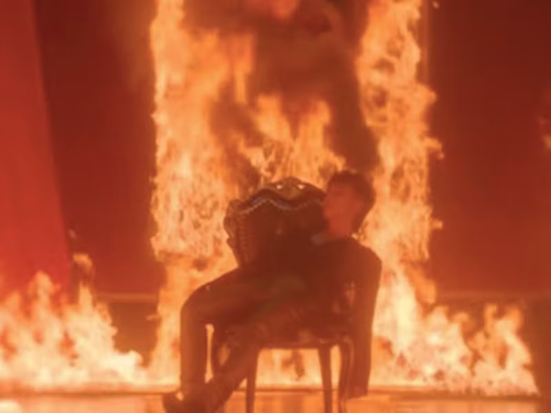 Ngoài ồn ào đạo nhạc, “Chạy ngay đi” còn bị phản ứng gay gắt bởi nghi vấn xúc phạm Công giáo. Cụ thể, ở đoạn cuối MV, Sơn Tùng M-TP châm lửa đốt căn phòng treo bức tranh Đức Mẹ sầu bi. Bên cạnh đó, nam ca sĩ còn sử dụng các vũ công nữ nhảy múa trong phân cảnh anh ngồi trước bức tranh này. Hành động của Sơn Tùng M-TP khiến những người Công giáo bức xúc. Ảnh: Zing