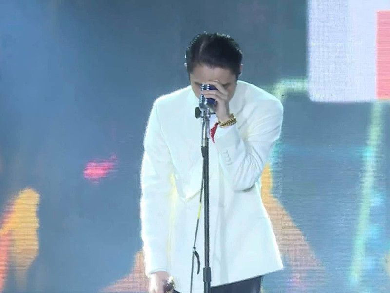 Sơn Tùng M-TP giữ im lặng giữa ồn ào. Tuy nhiên, mới đây, nam ca sĩ xuất hiện trong một chương trình âm nhạc với chia sẻ ẩn ý “thương em”. Ảnh: Vietnamnet