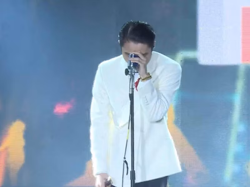 Sơn Tùng M-TP giữ im lặng giữa ồn ào. Tuy nhiên, mới đây, nam ca sĩ xuất hiện trong một chương trình âm nhạc với chia sẻ ẩn ý “thương em”. Ảnh: Vietnamnet