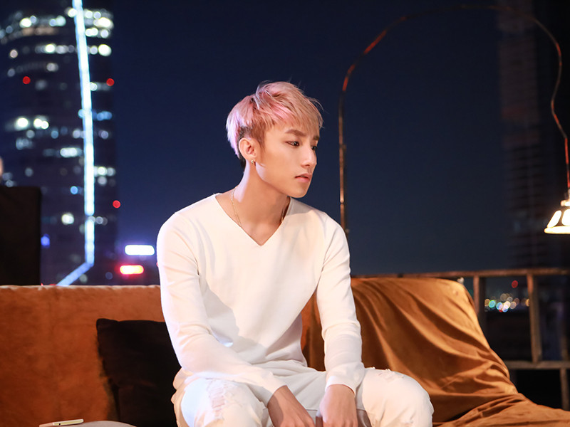 Không chỉ chuyện tình cảm, hoạt động âm nhạc của Sơn Tùng M-TP cũng gây ồn ào khi loạt hit của anh bị nghi đạo nhái. Với “Chắc ai đó sẽ về”, Sơn Tùng M-TP được cho có cách xử lý khá giống với ca khúc “Because I miss you” của Jung Yong Hwa. Ảnh: Yeah1