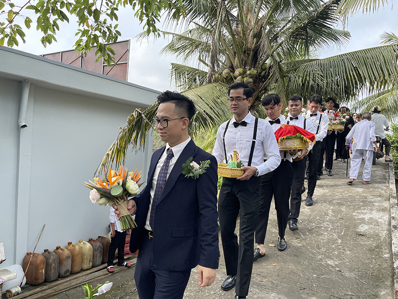 Diễm Trang liên tục đưa ra những câu hỏi và thử thách chú rể như uống rượu phạt, ăn chanh.