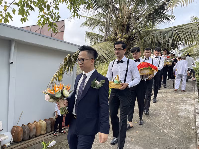 Diễm Trang liên tục đưa ra những câu hỏi và thử thách chú rể như uống rượu phạt, ăn chanh.