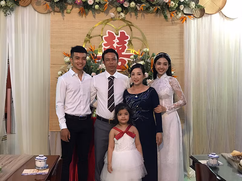 Thúy An không khỏi xúc động bên gia đình trước khi lễ vu quy diễn ra. Nàng á hậu cho biết sau đám cưới ở quê nhà, cô và ông xã sẽ tổ chức đám cưới tại TP.HCM vào cuối tháng 1.