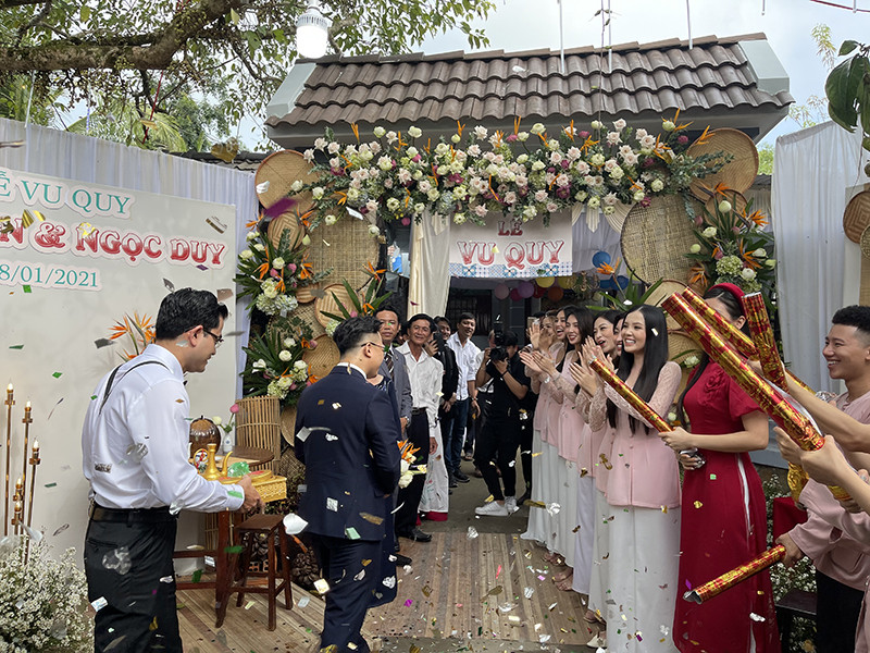 Dàn phù dâu mặc áo bà ba trong đám cưới của Thúy An.