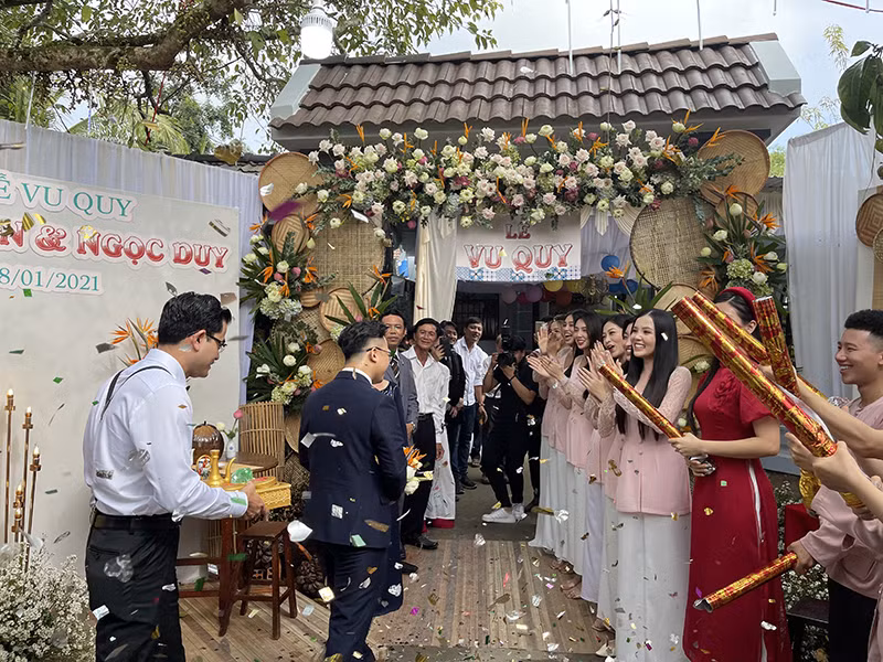 Dàn phù dâu mặc áo bà ba trong đám cưới của Thúy An.