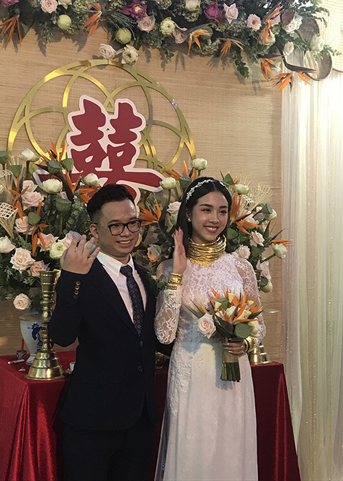 Nàng á hậu tươi rói bên chú rể.