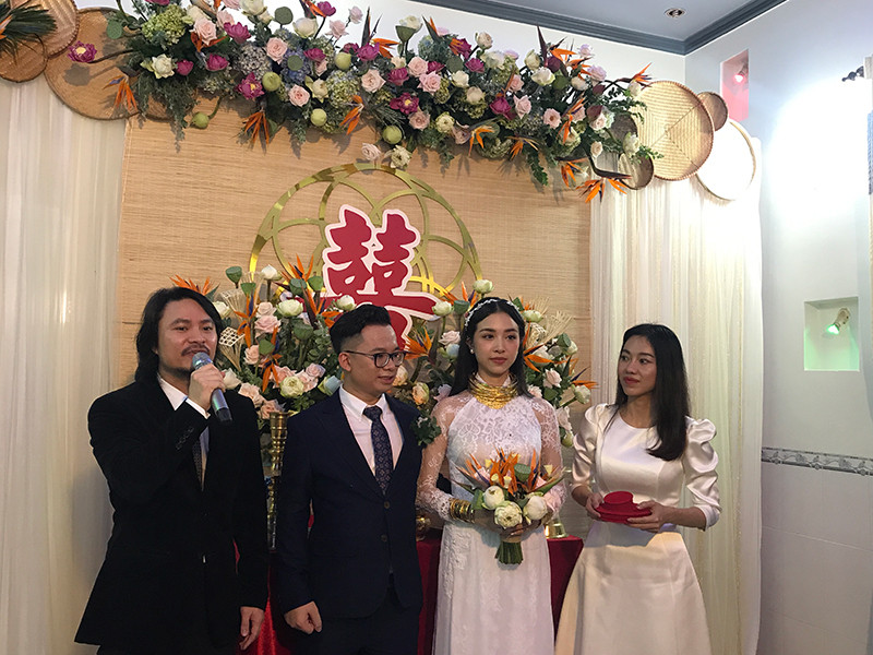 “Bà trùm Hoa hậu” Phạm Kim Dung và đạo diễn Hoàng Nhật Nam cũng xuất hiện và tặng quà hồi môn cho cô dâu. Kế đến là các nàng hoa hậu, á hậu cũng thay nhau đeo trang sức bằng vàng dành tặng Thuý An.