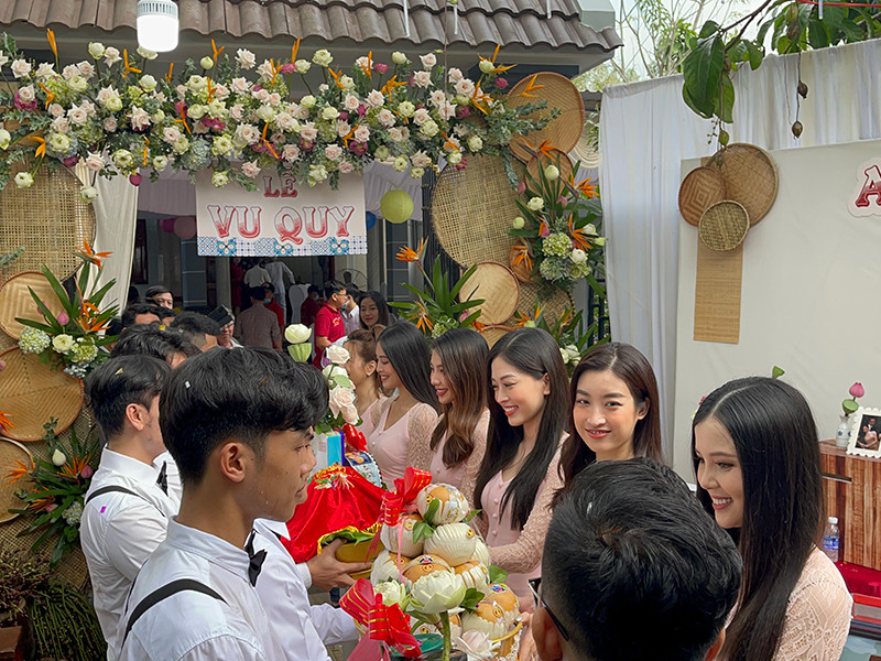 Đỗ Mỹ Linh, Phương Nga nổi bật trong dàn phù dâu.