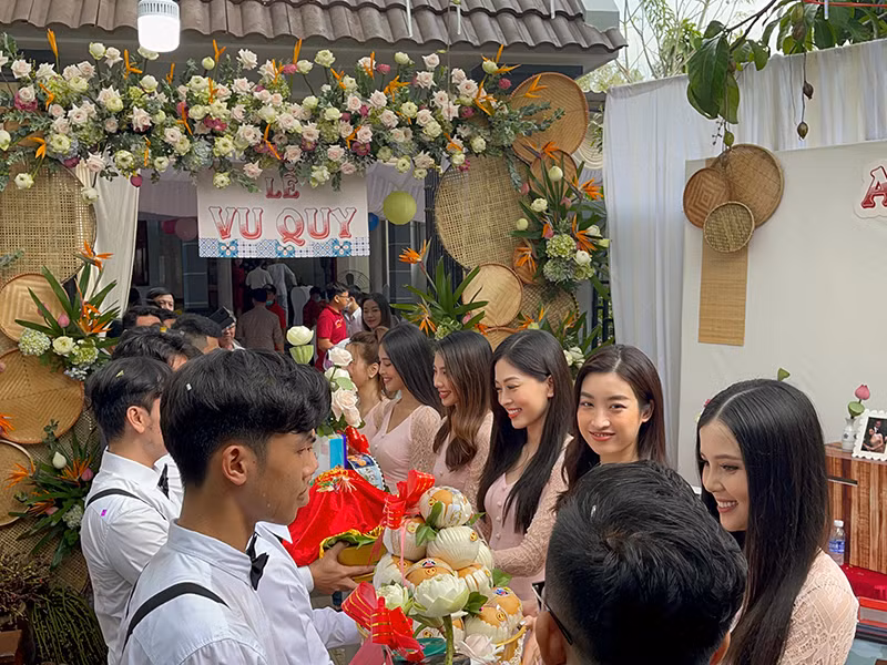 Đỗ Mỹ Linh, Phương Nga nổi bật trong dàn phù dâu.