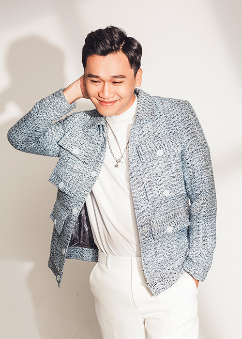 Xuân Nghị thừa nhận trước đây, anh chạy theo đồng tiền là chủ yếu. Thế nhưng, bây giờ, anh không còn quá coi trọng cát-sê như trước. Xuân Nghị muốn nhận những vai diễn nhiều màu sắc.