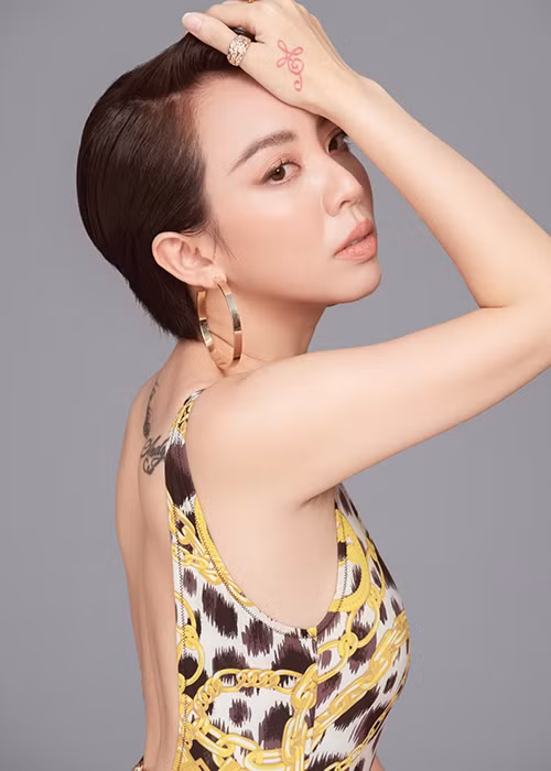 Thu Trang từng có một số bộ ảnh hở bạo. Nữ diễn viên cho biết, cô đã phải xin phép ông xã Tiến Luật.